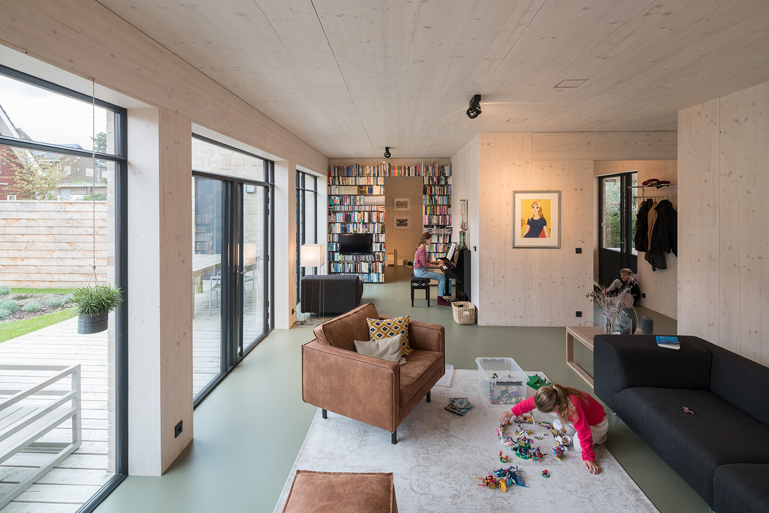 Im Inneren führt der Massivbau vor, wie gut Backstein mit dem Baustoff Holz harmoniert. Sichtbare Brettschichtholz-Elemente an Decken und Wänden betonen den offenen Charakter des Einfamilienhauses.