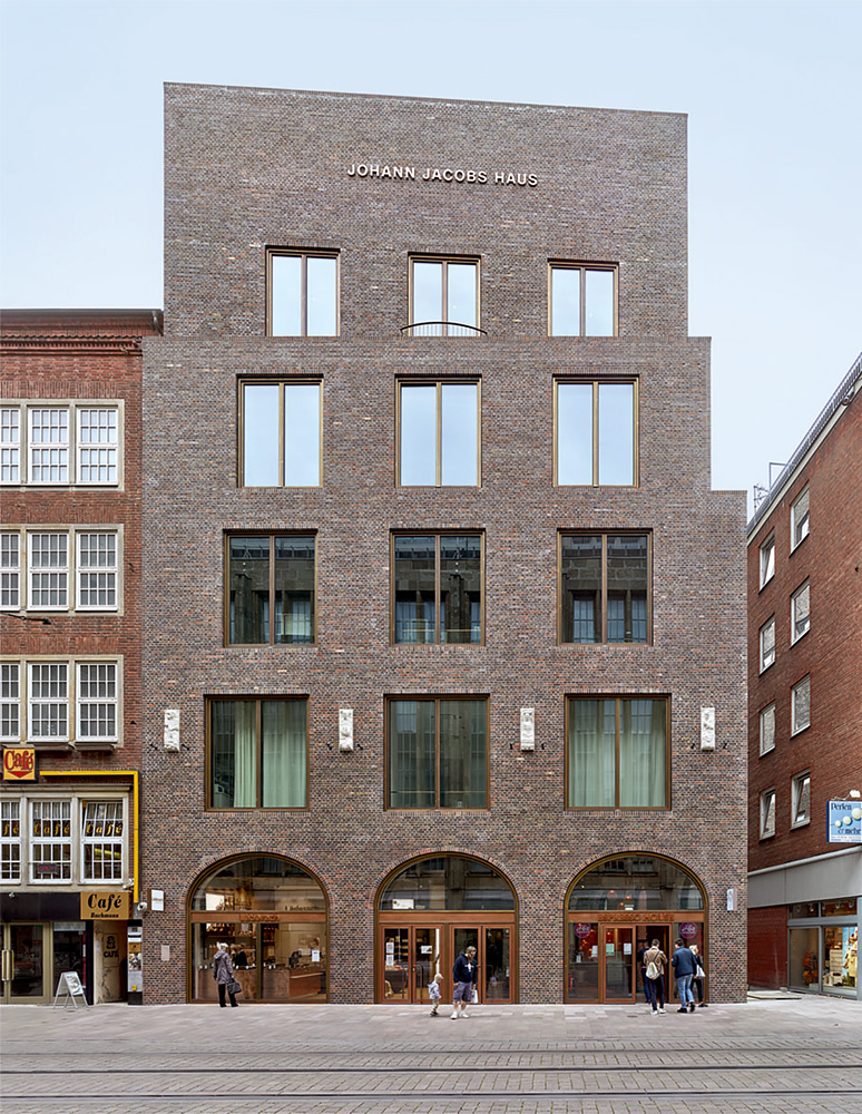 In Bremen knüpft das Johann Jacobs Haus an die Backstein-Tradition im Zeichen der Hanse und der Weserrenaissance an. Der gestaffelte Baukörper nimmt präzise die Bezüge der Umgebung auf.  