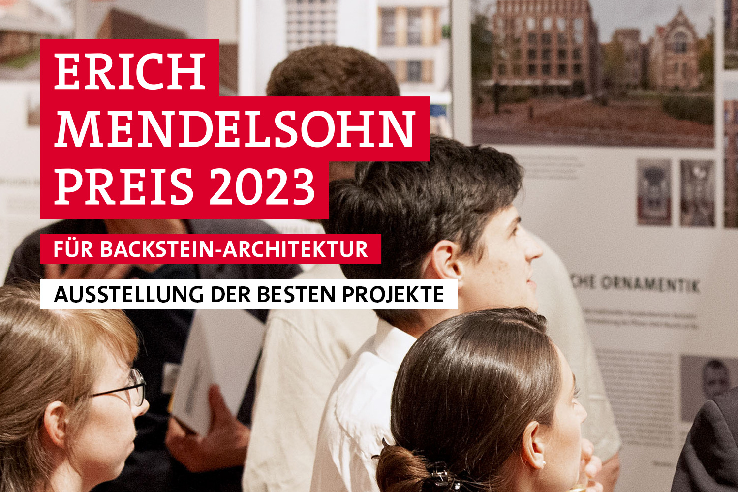 Menschen, die sich eine Ausstellung anschauen, mit der Aufschrift Erich Mendelsohn Preis für Backstein-Architektur