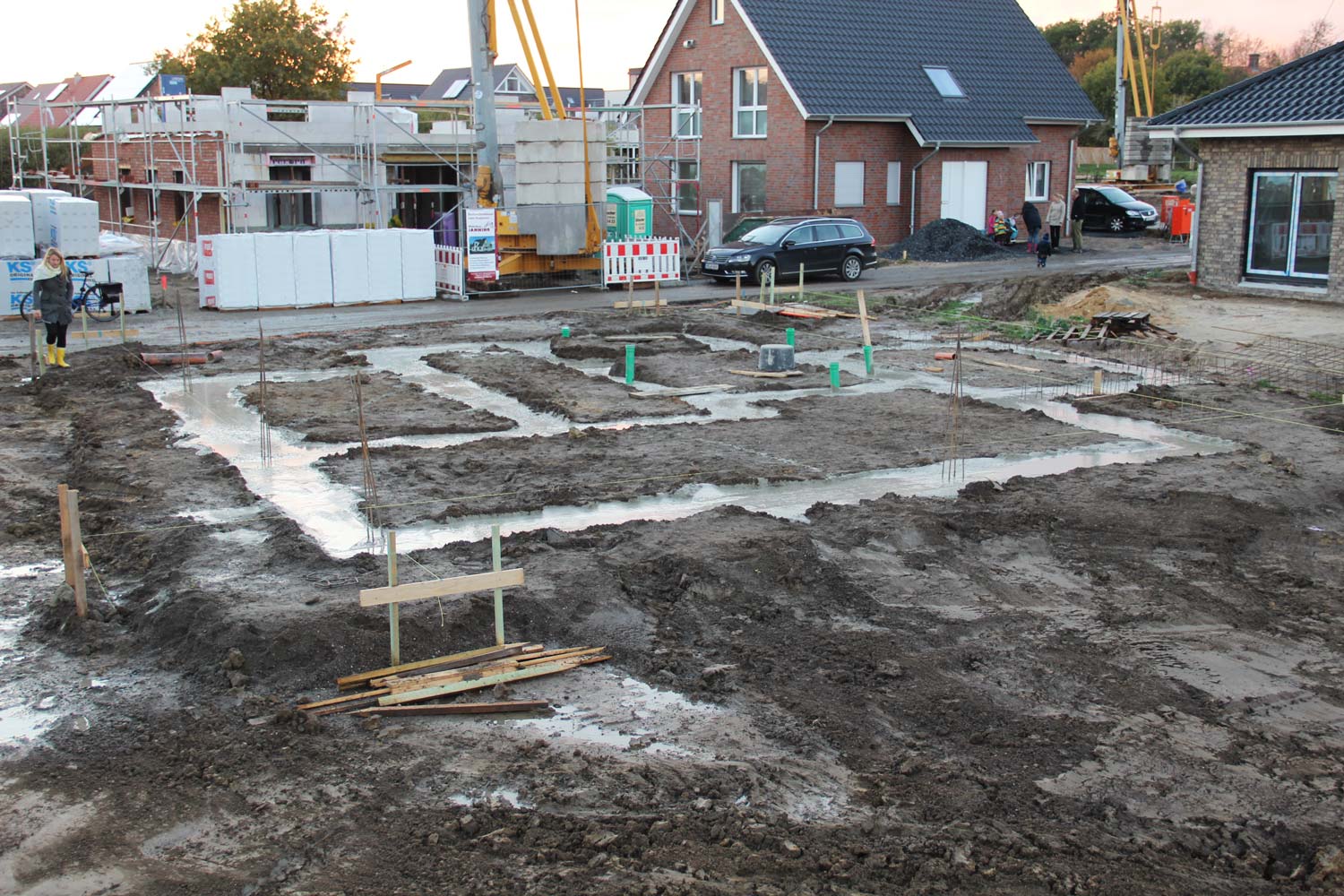 Die Fundamentgräben werden mit Beton verfüllt.